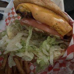 Poppy's & Cream - Classic cheeseburger