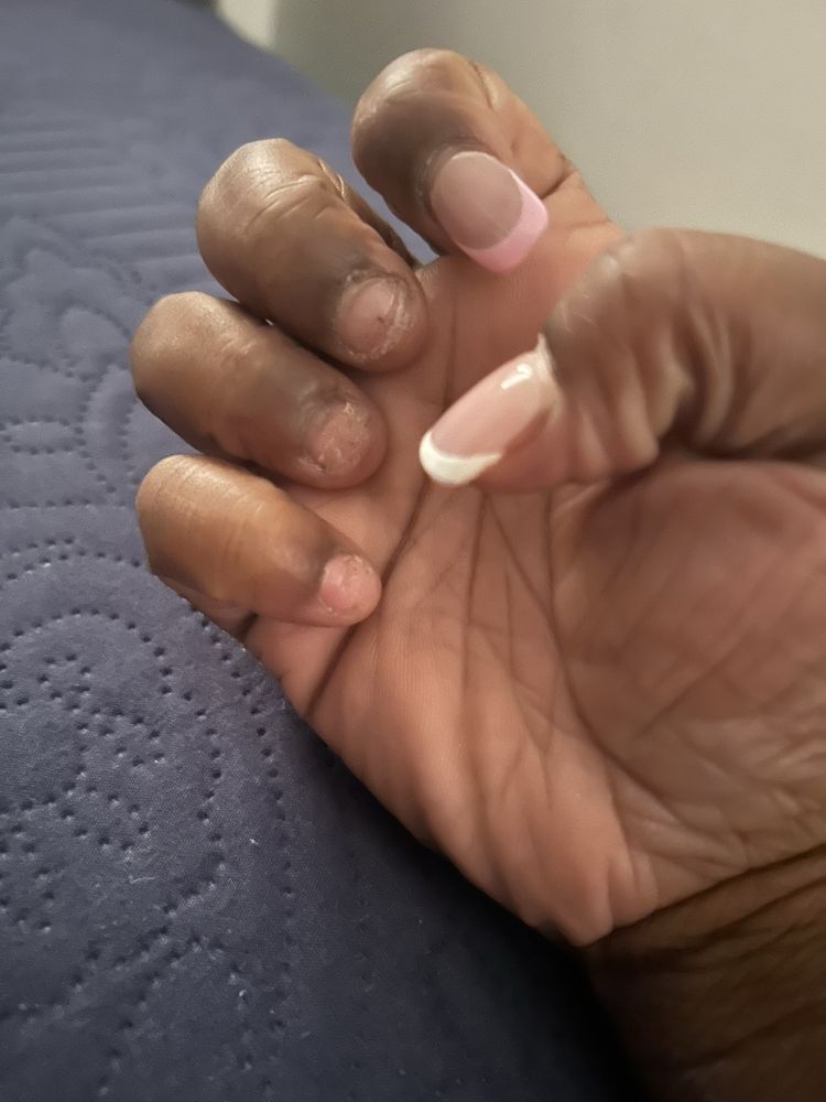 Unique Nails Logo