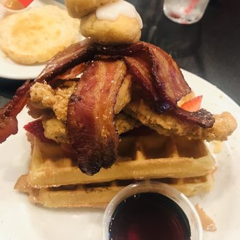 Maple Leaf Diner - Chicken and waffles!!! - American Near Me - Dallas, Texas
