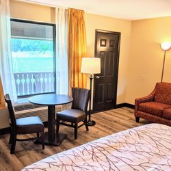Talley Ho Inn - King bed with loveseat