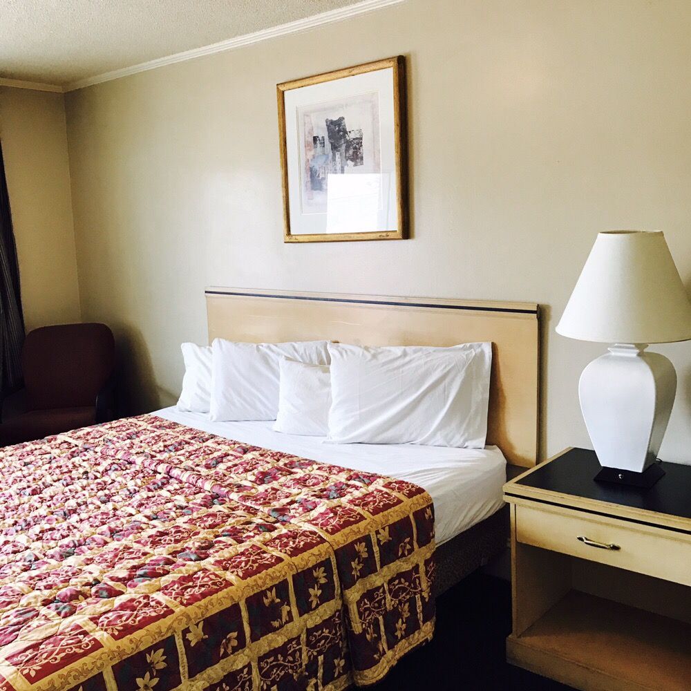 CHIEF MOTEL Updated October 2024 19 Photos 700 Academy St N