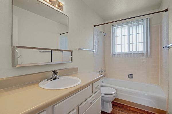 Yorkshire Square by null