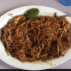 Ku's Wokery Chinese Cuisine - Chicken PadThai. Where are the fresh veggies on top?