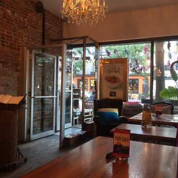 Soupe et Cie - a dining area with a chandelier - Soup Near Me - Quebec City, Quebec Soupe et Cie - a dining area with a chandelier - Soup Near Me - Quebec City, Quebec