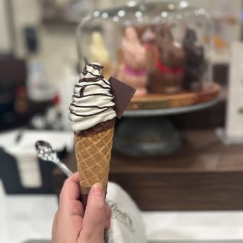 Lindt Chocolate Shop - Chocolatiers & Shops Near Me - Boston, Massachusetts Lindt Chocolate Shop - Chocolatiers & Shops Near Me - Boston, Massachusetts