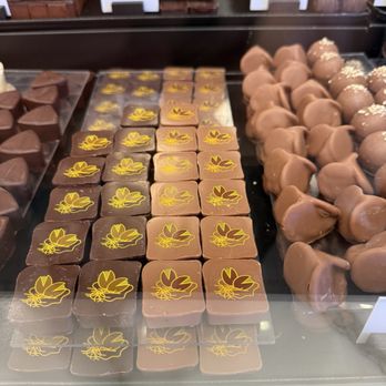 Läderach chocolatier suisse - Dubai chocolate squares (dark vs milk) - Chocolatiers & Shops Near Me - Santa Clara, California Läderach chocolatier suisse - Dubai chocolate squares (dark vs milk) - Chocolatiers & Shops Near Me - Santa Clara, California