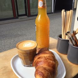 Bill's Coffee - Cortado, croissant og lidt koldt med mandarin