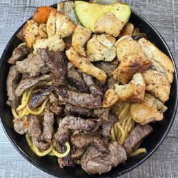 King bowl steak/chicken with spicy noodles/veggies. King bowl steak/chicken with spicy noodles/veggies.