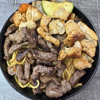 El Chingon Hibachi - King bowl steak/chicken with spicy noodles/veggies. - Teppanyaki Near Me - Corona, California El Chingon Hibachi - King bowl steak/chicken with spicy noodles/veggies. - Teppanyaki Near Me - Corona, California