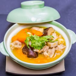 Tradition Vietnamesisches Restaurant - Hühnerfleisch mit Lotuswurzel  und Pilzen in Kürbissoße