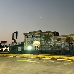 Taco Rock 29 - Outside