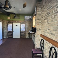 Leo’s Smash Burgers & Dogs - Waiting area