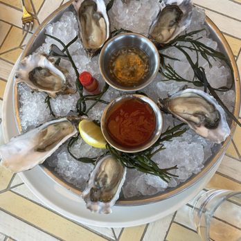 The Bungalow Kitchen - Local oysters and amazing view - New American Near Me - Tiburon, California