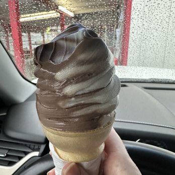 Robert's Frosty - Best soft serve ice cream in the mountains - American Near Me - Coarsegold, California