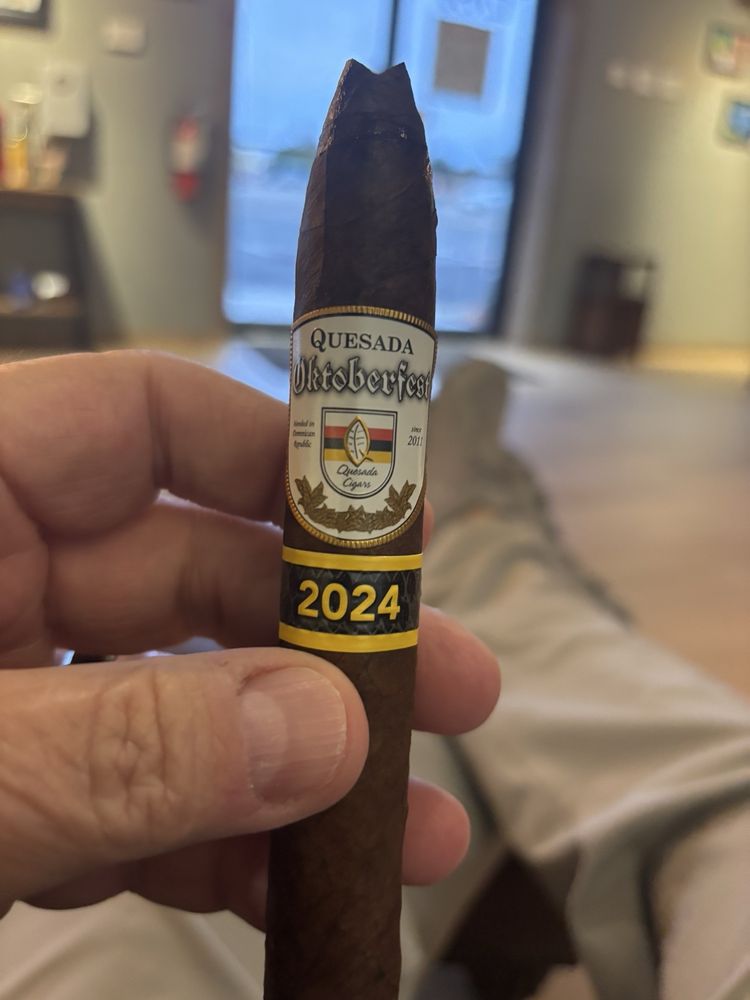 The Cigar Vault Bee Cave Logo