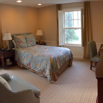 Airlie - A very tired and dated room in the Farmers House - Hotels Near Me - Warrenton, Virginia Airlie - A very tired and dated room in the Farmers House - Hotels Near Me - Warrenton, Virginia