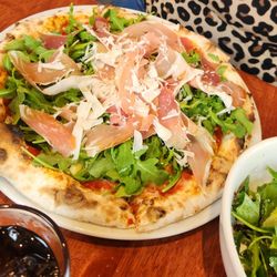 Nomad Pizza - Arugula con Prosciutto Pizza