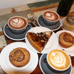 Financier au nutella, tartellet à la myrtille, capuccino, hot chocolate,sous-sol, working space