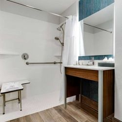 La Quinta by Wyndham Stephenville - Guest room bath