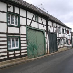 Matronentempel bei Pesch - Als Klingel hängen Glocken neben den Toren