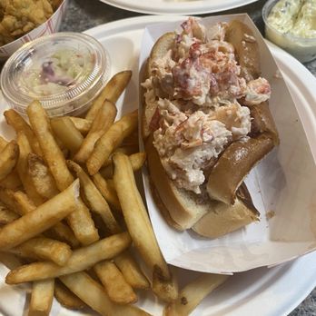 Lobster Claw Seafoods - Cold lobster roll. 8 Oz - Seafood Near Me - North Reading, Massachusetts
