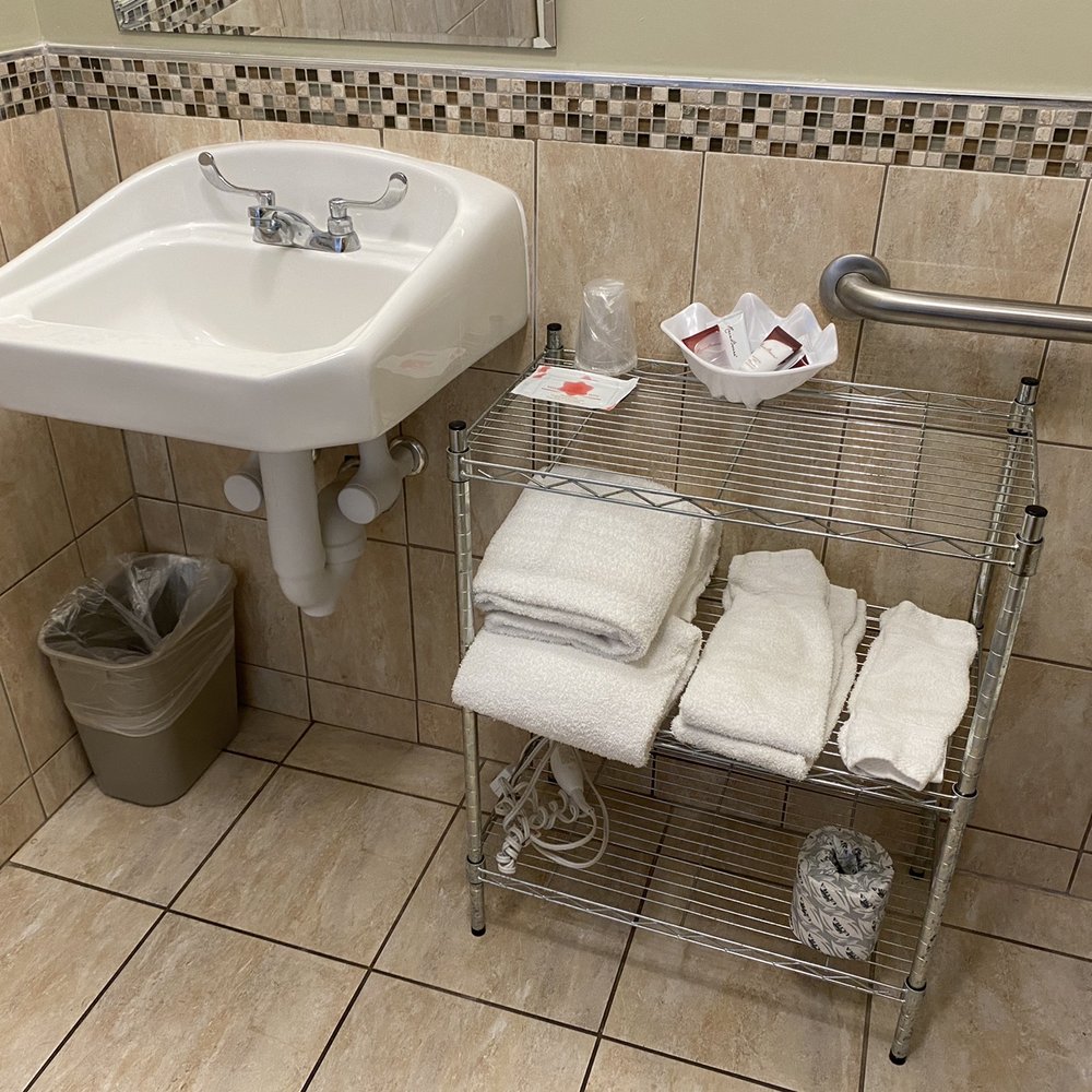 Island Shores Inn - Bathroom - Hotels Near Me - Saint Augustine, Florida