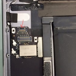 Soldering FPC Digitizer Connector on an iPad mini. #ipadmini #Repair #solderingrepair #BrokenScreen #Ipad #Lcd #fix #replacement #Apple