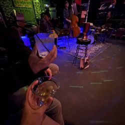 Seamonster Lounge - Band and drinks