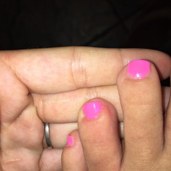 Cellinie Nails & Spa - Middle toe has bacterial infection :( swelling and painful - Nail Salons Near Me - Moreno Valley, California