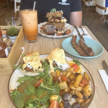 Taste & Glory - Crab cake Benedict - Breakfast & Brunch Near Me - San Mateo, California