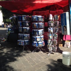 Tianguis Parroquia de la Divina Providencia - El puesto de películas del Tianguis