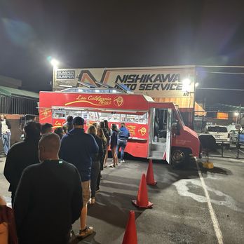 Los California Tacos - Line on a Saturday night - Food Trucks Near Me - Pasadena, California
