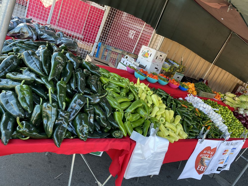 Serratos produce Logo
