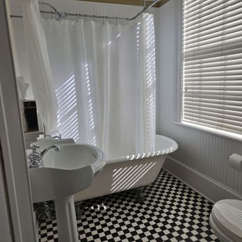 The Marshall House - Bathroom - Hotels Near Me - Savannah, Georgia The Marshall House - Bathroom - Hotels Near Me - Savannah, Georgia