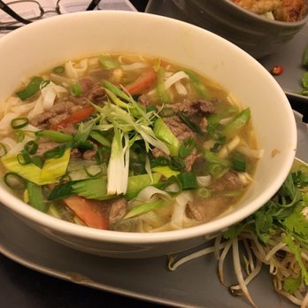 Chi Chu - stir fried beef with tomato and celery , broad noodle pho in soup - Vietnamese Near Me - Berlin, BE Chi Chu - stir fried beef with tomato and celery , broad noodle pho in soup - Vietnamese Near Me - Berlin, BE