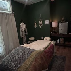 Unfurl Wellness Spa at Highlands Creek - Massage table