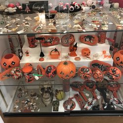 Burlington Antique Mall - Loved the Halloween grouped stuff