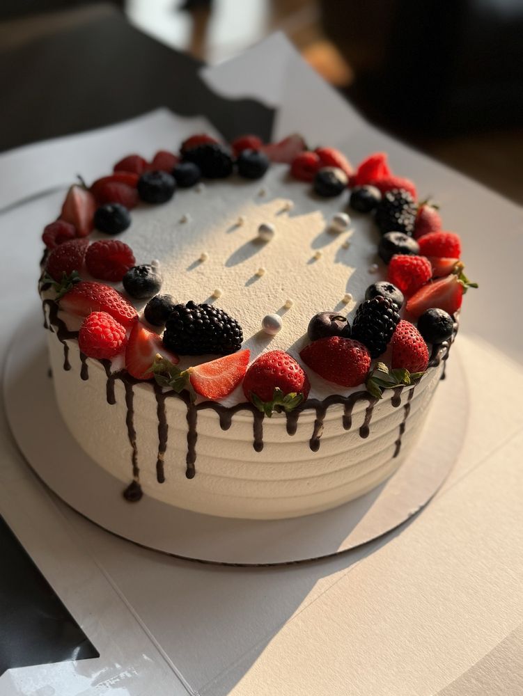 Kiss Cake Logo