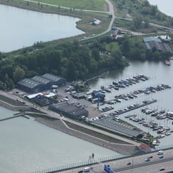 Peek Watersport Centrum - Jachthaven Peek Amsterdam, Zomerligplaatsen, Winterstalling, Service werkplaats voor boot/motoren, Verkoop sloepen en sportboten