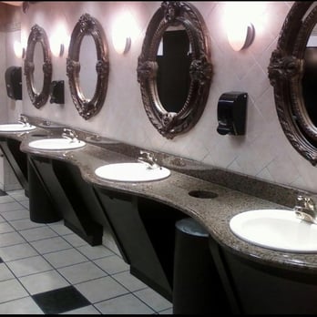 Git'N Go Market - Seriously nice restroom - Delis Near Me - Clinton, Tennessee