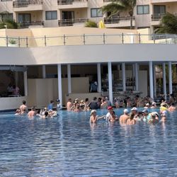 Dreams Riviera Cancun - Swim up bar - hard to find a seat!