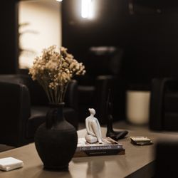 CVMPOUND - Lounge by CVMPOUND is a more serene, yet exclusive, environment where members can focus on their recovery with various amenities.