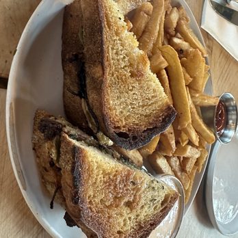Gunk Haus - Bread over toasted - not good , fries were amaZing - German Near Me - Highland, New York