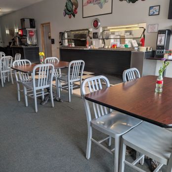 Downtown Pizza - The lobby area is all self serve, with bus runs on trash cans for disposal of food, plates and drinks after the meal. - Pizza Near Me - Murphy, North Carolina