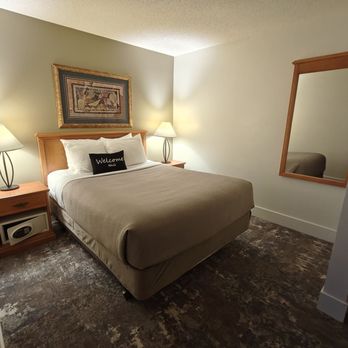 Jasper Inn & Suites - Bedroom in sub basement room - Hotels Near Me - Jasper, Alberta Jasper Inn & Suites - Bedroom in sub basement room - Hotels Near Me - Jasper, Alberta