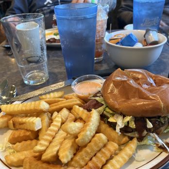 Foxy's Restaurant - Avocado Swiss burger - Breakfast & Brunch Near Me - Brookings, Oregon