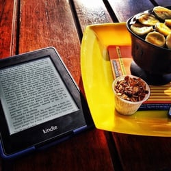 Toca do Açaí - Açaí de tigela (300gr) completo, batido com maracujá + bom livro = perfeição