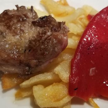 Bide Bide - Chipirón a la plancha (pork).  Tough meat but the potatoes and red pepper were delicious - Delis Near Me - Donostia / San Sebastián, SS