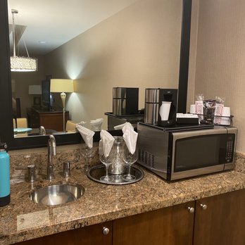 Empress Hotel La Jolla - Bar area with microwave and fridge on bottom - Hotels Near Me - La Jolla, California