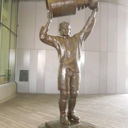 Wayne Gretzky Statue - The Great One